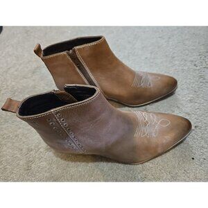 Bedstu Roan Aggie Leather Bootie Boot Tan White Sz 8 Western stitching Msrp $120